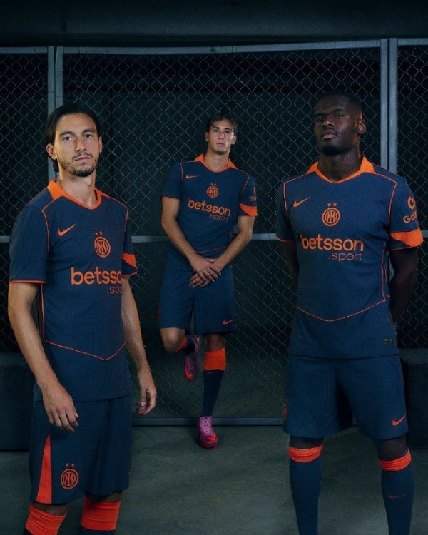 Kết nối quá khứ và tương lai, chiếc áo thứ ba của Inter Milan đã chính thức được phát hành: Grey + Orange Pay Tribute với tổng số 90 ERA