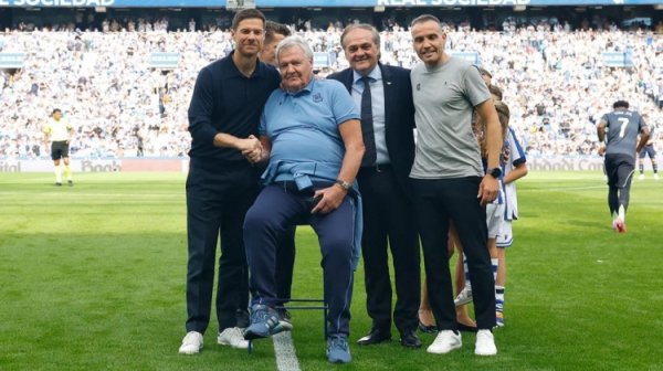 Real Madrid đã tham gia vào sự kiện trước trận đấu của Real Sociedad để bày tỏ lòng kính trọng đối với huấn luyện viên công đức chung Toshak