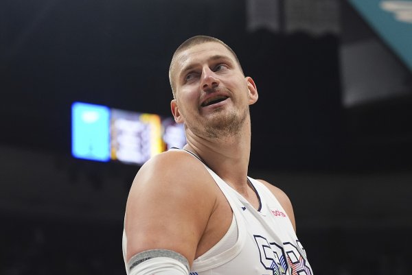 Đánh bất cứ điều gì bạn muốn! Jokic ghi được 12 điểm khi sút