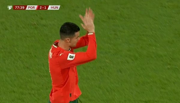 Ronaldo được thay ra ở phút 78 và nhận lời chào của người hâ
