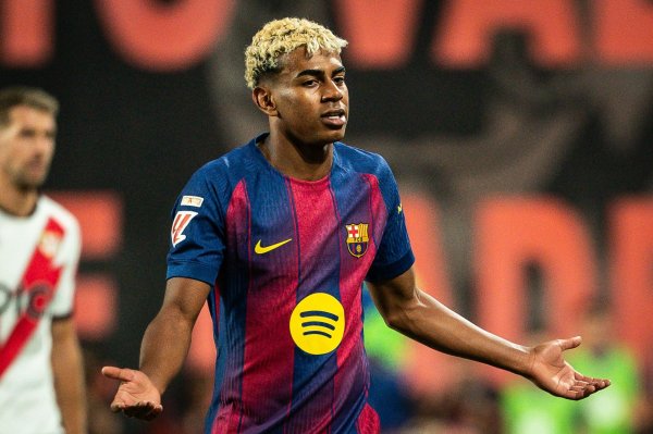 Phóng viên nói về sự việc Yamal đến muộn: Theo tôi được biết, anh ấy đã tham gia tập luyện trước trận đấu với Paris đúng giờ