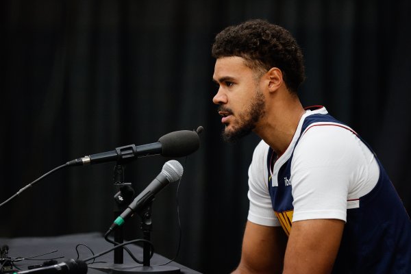 Adelman nói về C-Johnson: Tôi không thích việc anh ấy từ bỏ những cú sút lẽ ra phải thực hiện để hòa nhập với đội