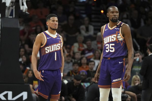 Amen để chơi điểm bảo vệ? Nick Young: Chuyện xảy ra với Booker lại tái diễn, buộc có người phải đóng vai bảo vệ quan điểm