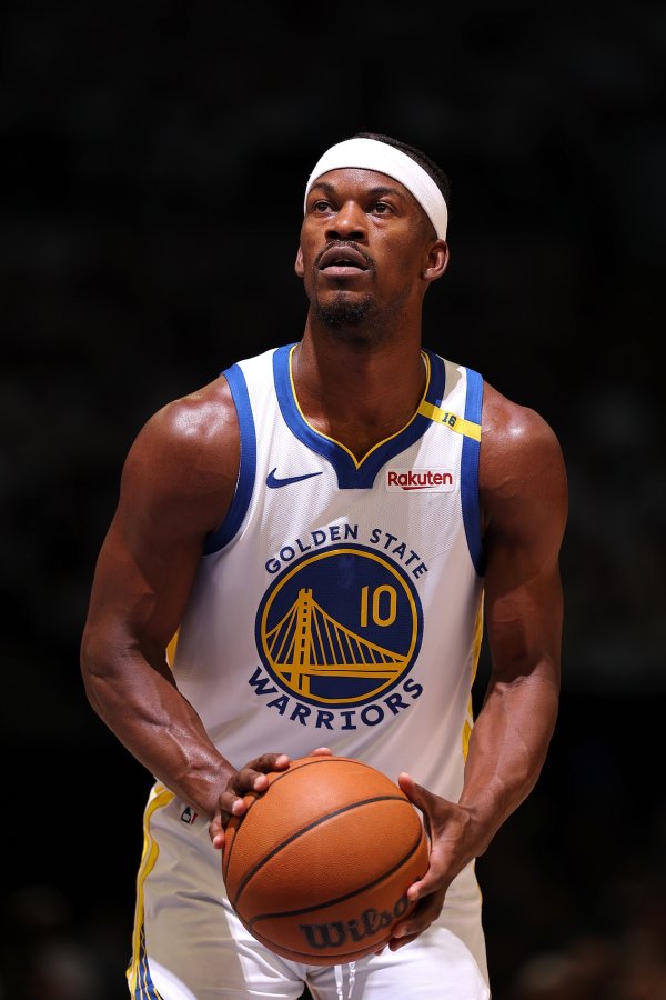 Đầy sát khí! Butler thực hiện 2/3 quả trong hiệp đầu tiên và đóng góp 12 điểm và 7 trong 7 quả ném phạt.