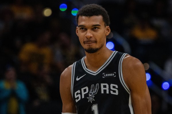 Đội hình xuất phát của Spurs vs Mavericks: Castle&Vassell&Champany&Barnes&Venban Yama