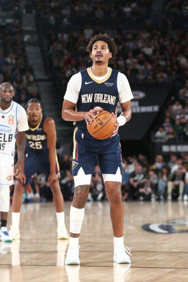 Poole: Không khí cổ động viên ở Washington giống như một người chết. Những người hâm mộ Pelicans như Yongmi rất cuồng nhiệt.