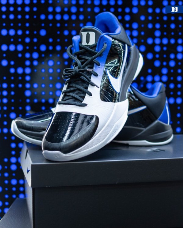 Làm người khác ghen tị! Đại học Duke tiết lộ phối màu Kobe 5 thứ ba độc quyền của đội!