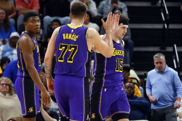 Phóng viên Sun trả lời fan Lakers: Làm sao Reeves có thể ghi 51 điểm nếu Doncic thi đấu?