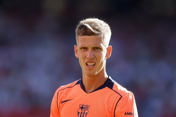 Bình quân cơ thể: Olmo đã hồi phục tốt sau chấn thương và đang tập luyện trên sân dưới sự hướng dẫn của bác sĩ trị liệu phục hồi chức năng.