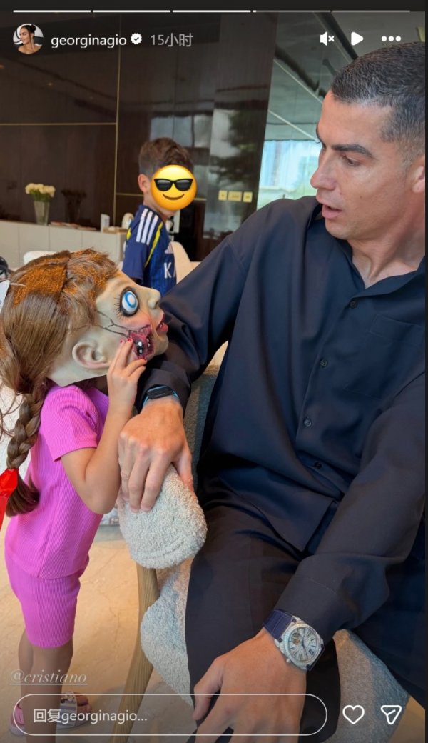 Bị sốc! Cristiano Ronaldo tỏ ra ngạc nhiên khi nhìn thấy trang phục Halloween của con gái