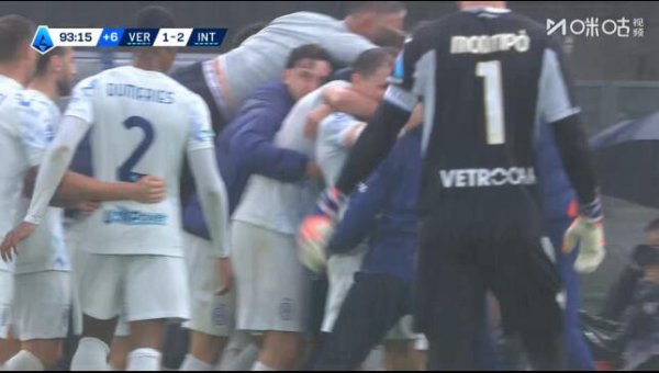 Inter Milan ghi bàn thắng ở phút 93! Đường tạt bóng của Barrera dẫn tới bàn phản lưới nhà, Inter Milan dẫn trước Verona 2-1