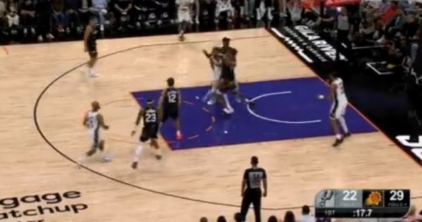 Điểm mù của tầm nhìn! Wen Ban thực hiện đường chuyền vào rổ mà không nhìn ai, Keldon Johnson kéo cần và ghi bàn ngược lại.