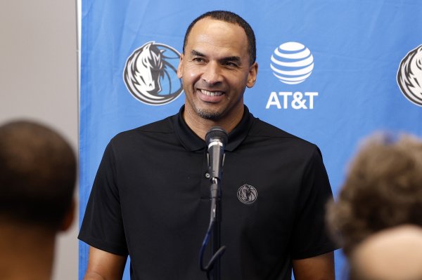 Shams: Chủ sở hữu Mavericks đã đồng ý giao dịch Doncic. Lúc đó anh ấy nghĩ Harrison là một chuyên gia bóng rổ.