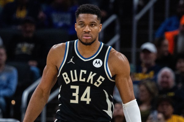 Hãy hành động với sự tự tin hoàn toàn! Giannis Antetokounmpo quay lại và thực hiện một pha đối đầu một đối một ở tầm trung, khiến con trỏ ba điểm phải bước vào hiệp phụ.