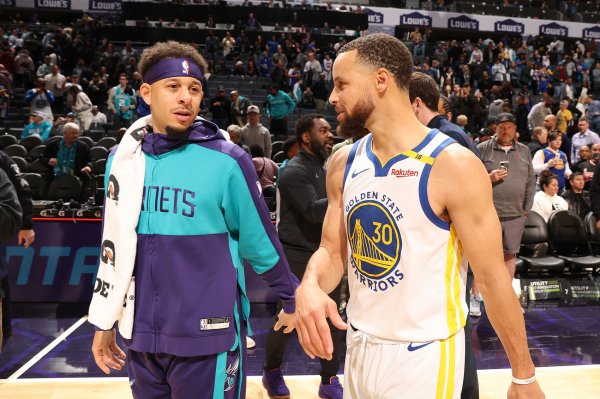 Đã đến lúc phải ký lại! Meiji: Không có thông tin cập nhật nào về tình hình của Curry. Anh ta càng đợi lâu thì mức lương của anh ta sẽ càng thấp.