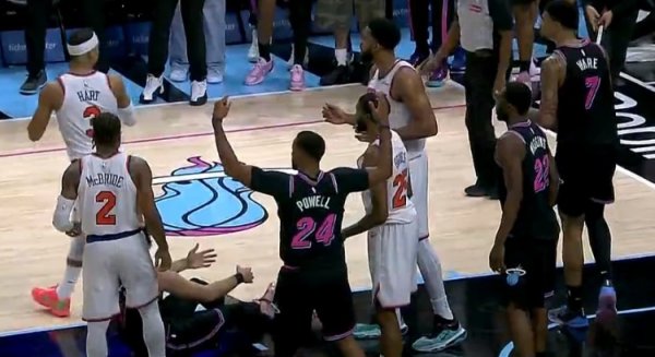 Khá cực đoan! Cú ném then chốt của Towns đã bị Ware chặn lại. Trọng tài nhìn lại và thấy đó là một cú sút tốt!