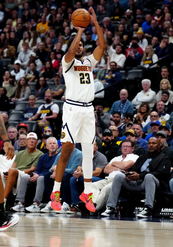 Cảm thấy ấm áp hơn! Cameron Johnson đã thực hiện 14 trong số 23 quả ba điểm trong năm trận vừa qua.